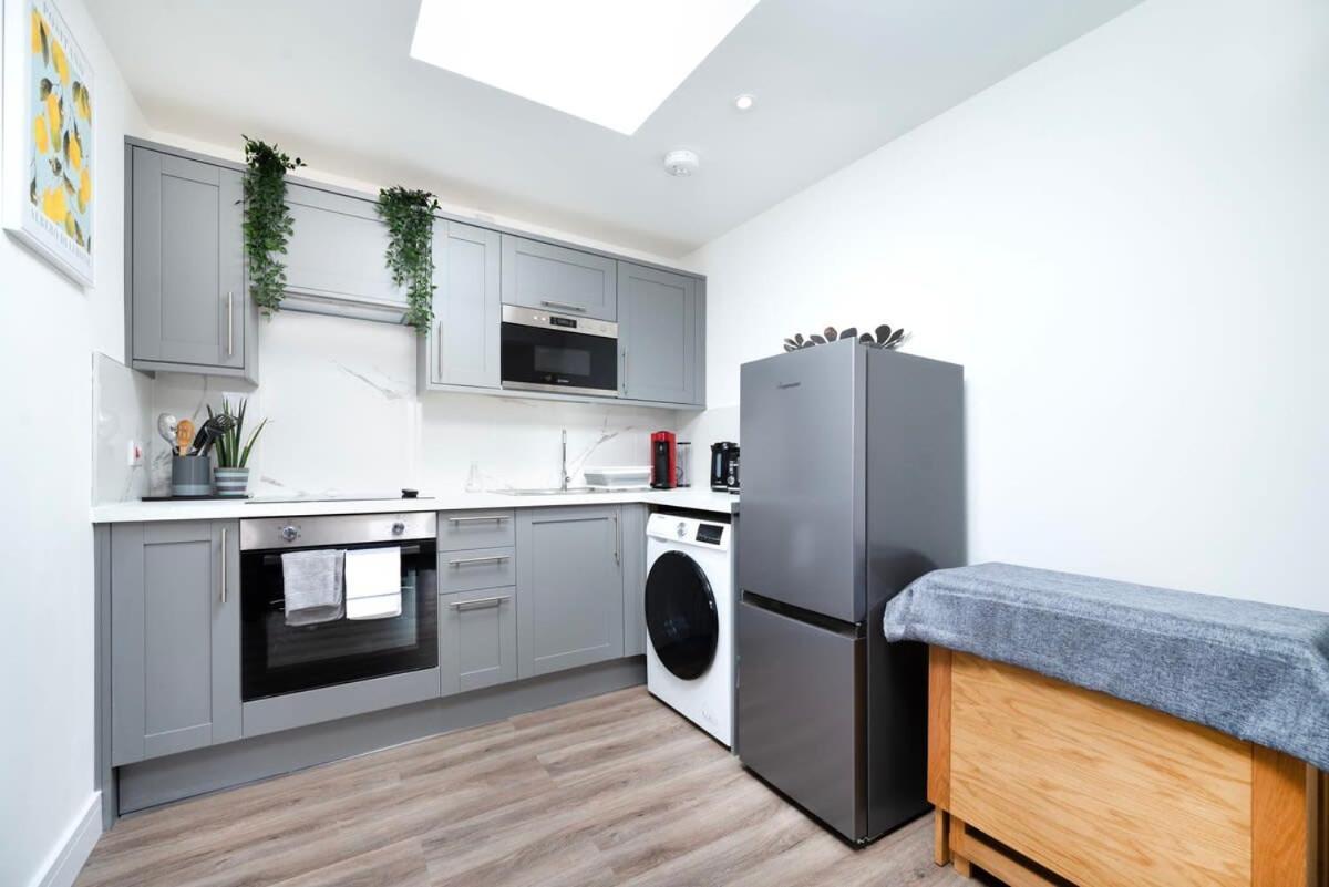 Cozy Single Level Flat With Parking Apartment Enfield Exterior photo