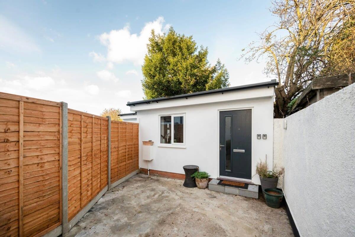 Cozy Single Level Flat With Parking Apartment Enfield Exterior photo