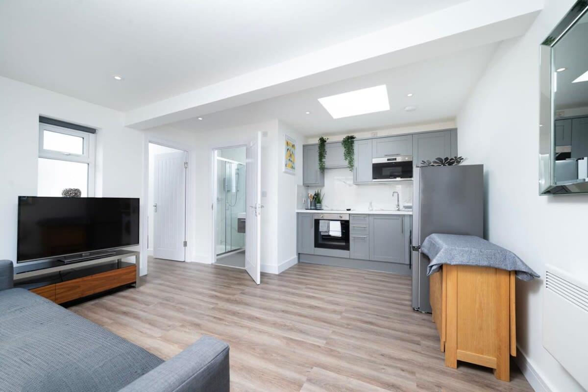 Cozy Single Level Flat With Parking Apartment Enfield Exterior photo