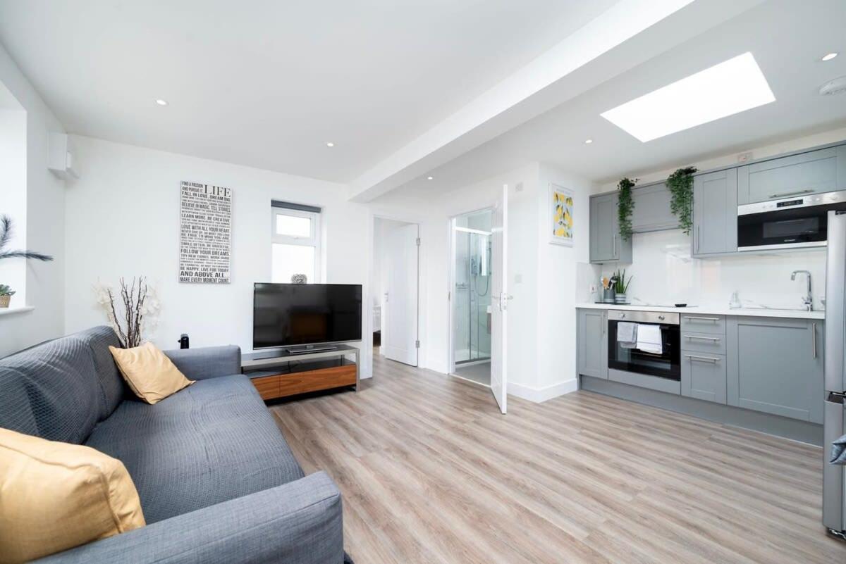 Cozy Single Level Flat With Parking Apartment Enfield Exterior photo
