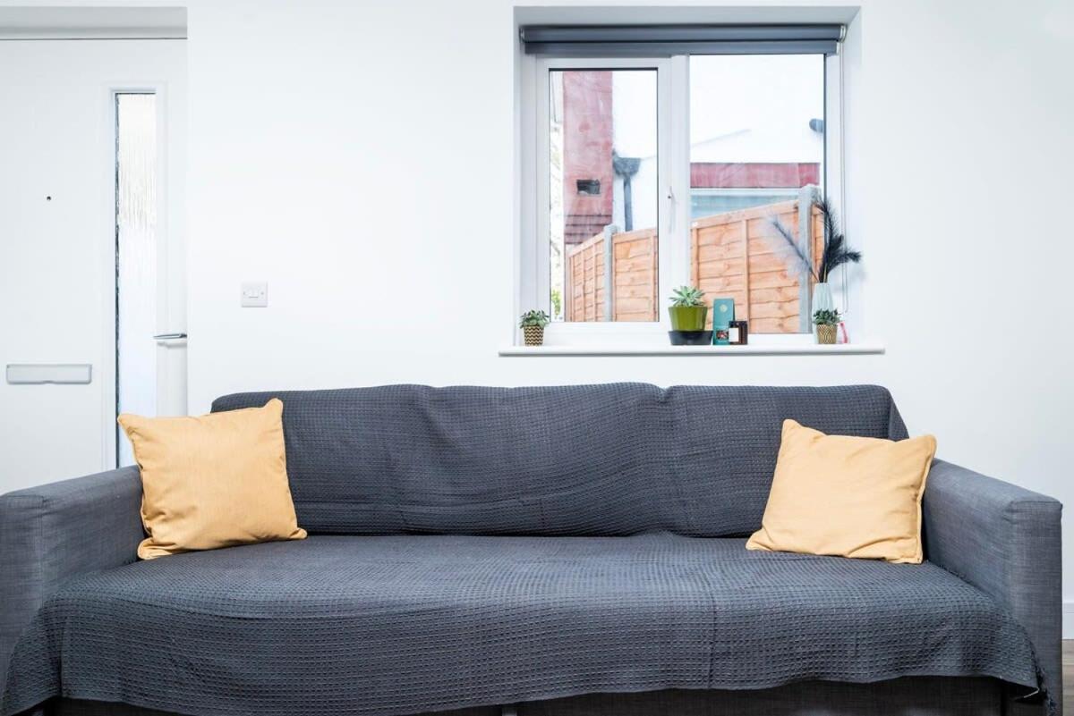 Cozy Single Level Flat With Parking Apartment Enfield Exterior photo